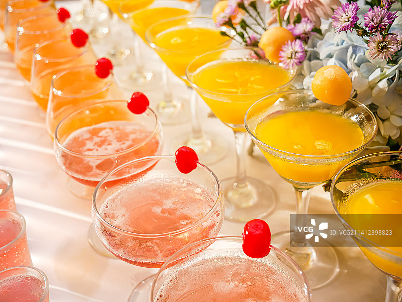 酒会现场调制果汁鸡尾酒图片素材
