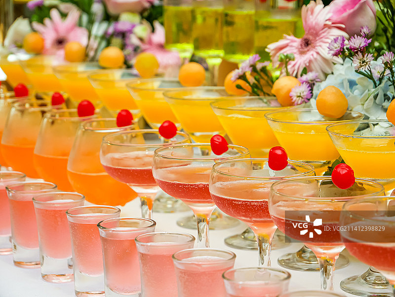 酒会现场调制果汁鸡尾酒图片素材