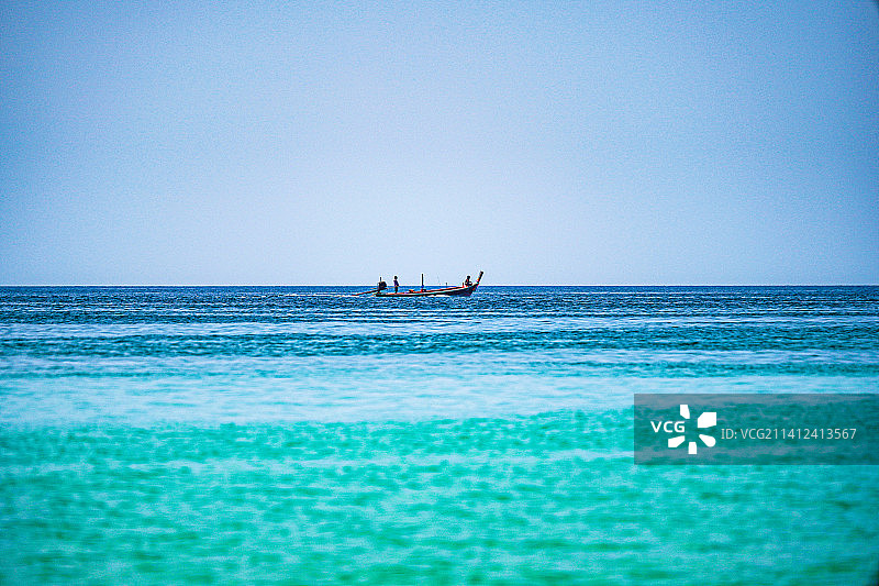 泰国普吉岛卡伦海滩美丽的湛蓝色浅海和蔚蓝的天空和水上摩托图片素材