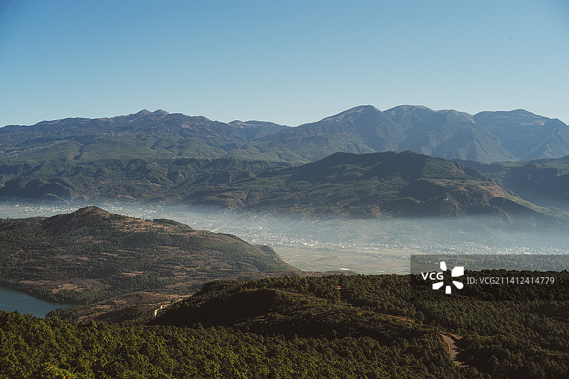 云南大理剑川县半山腰的晨雾图片素材