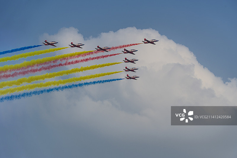 八机编队飞行   中国人民解放军“红鹰”飞行表演队参加南昌飞行大会并进行飞行表演。图片素材