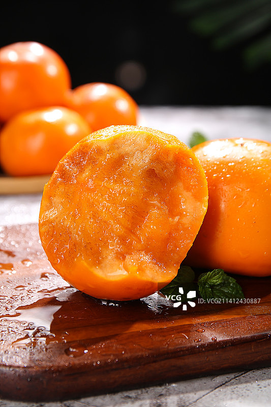 深底上的巧克力脆柿图片素材