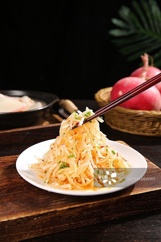 深底上的清炒萝卜丝图片素材