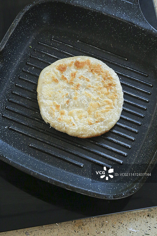 锅里的煎饼图片素材