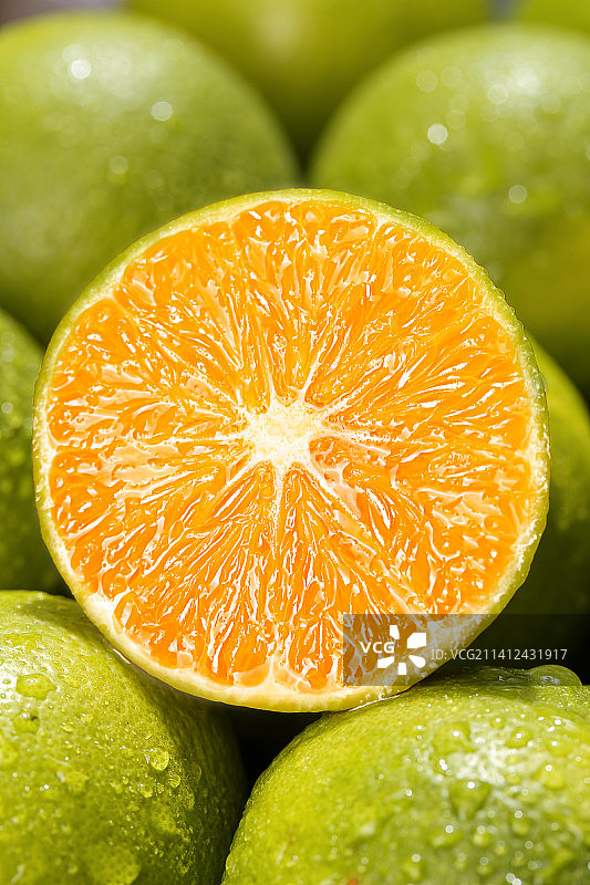 深底上放着的冰糖橙图片素材