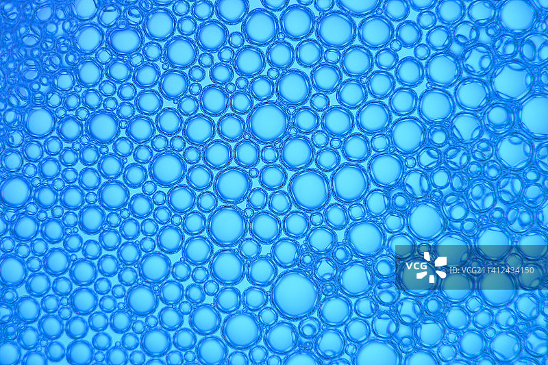 蓝色背景微距拍摄气泡图片素材