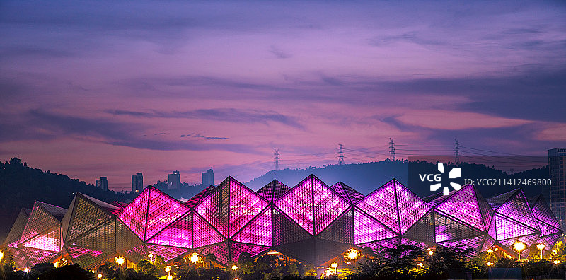 深圳大运中心体育场日落灯光夜景图片素材