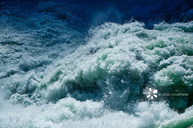 云南香格里拉虎跳峡景区河流奔腾浪花自然风光图片素材