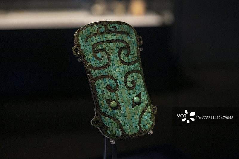 河南省洛阳偃师二里头夏都遗址博物馆藏品夏代文物镶嵌绿松石兽面纹铜牌饰图片素材