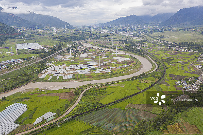 货运列车行驶在成昆线德昌县麻栗附近图片素材