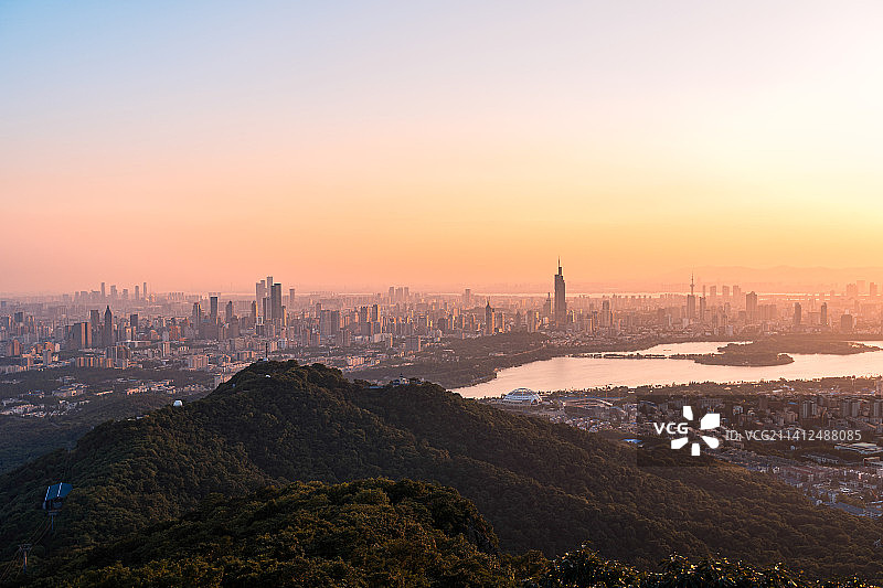 南京紫金山顶眺望城市天际线日落图片素材