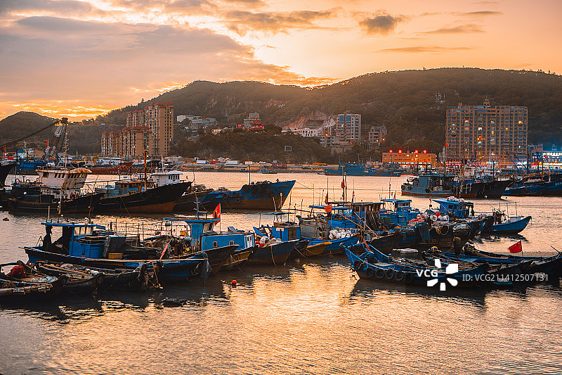 夜色下福建省连江县黄岐镇港湾停靠的渔船图片素材
