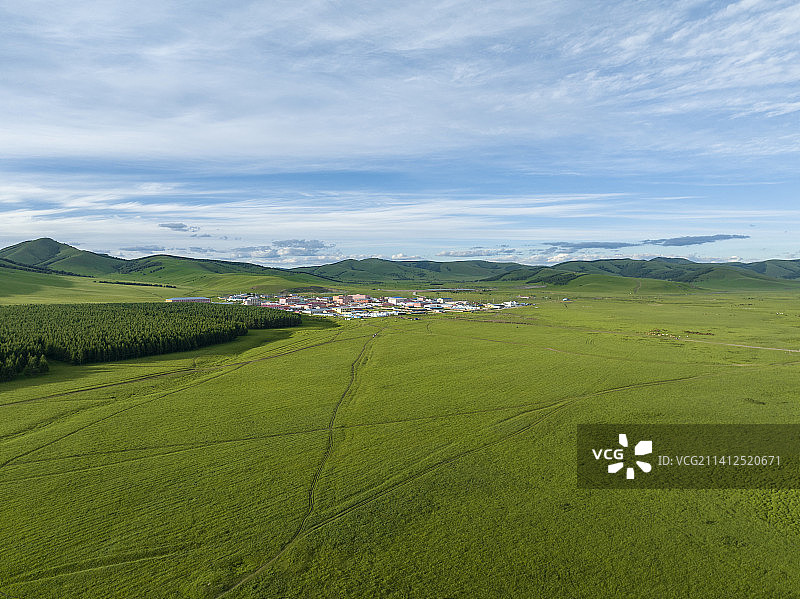 航拍夏天美丽的红山军马场内蒙古大草原上的风景图片素材