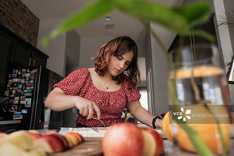年轻女子制作苹果糕点图片素材