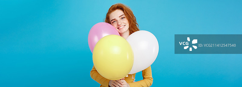 快乐年轻红发美女肖像特写图片素材