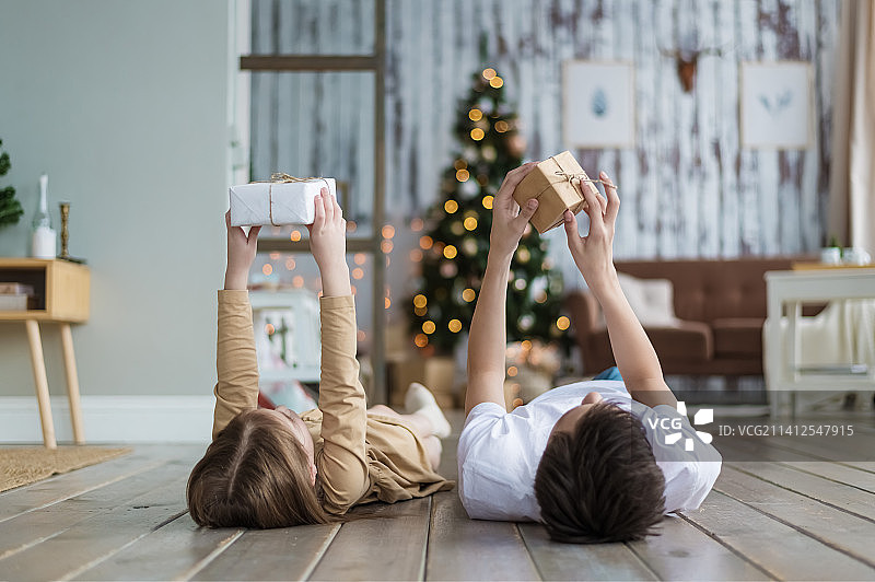 年轻夫妇躺在地板上使用平板电脑图片素材