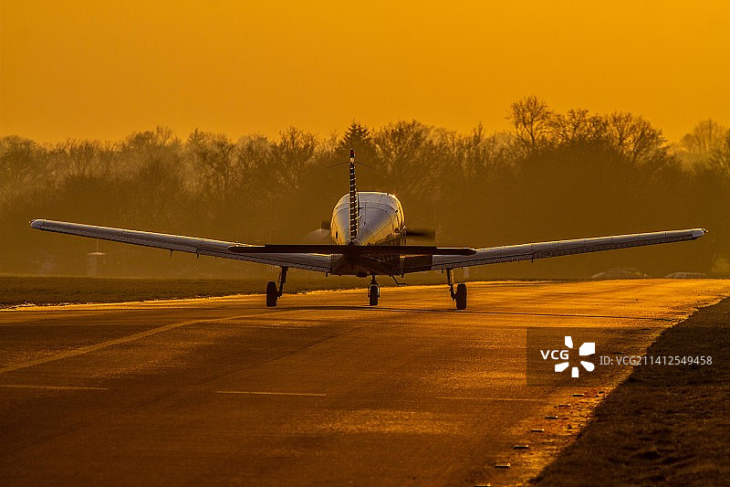 东京机场起飞的飞机剪影图片素材