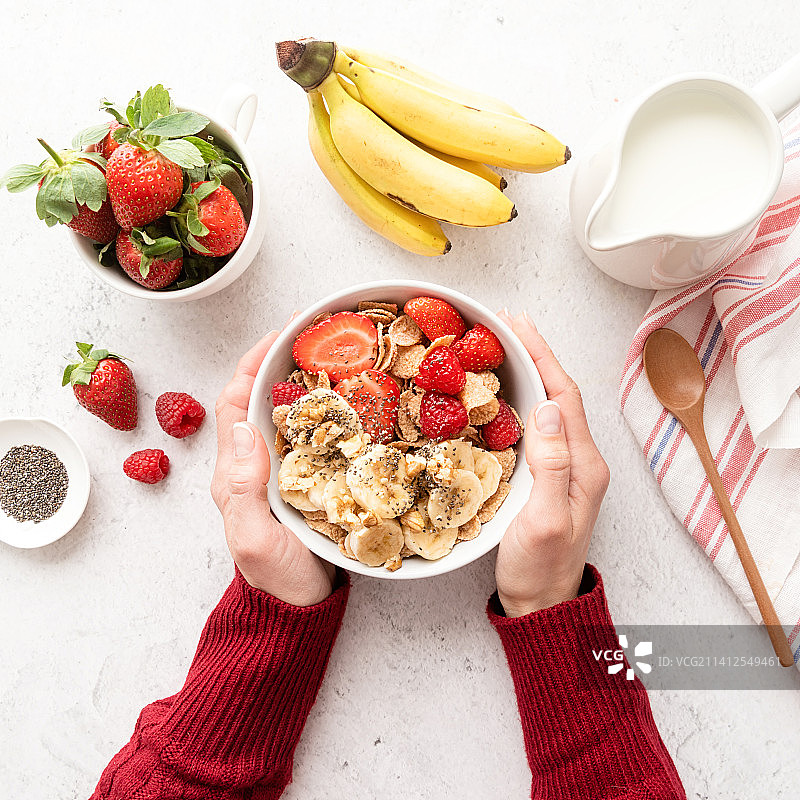 健康的早餐：谷物、新鲜浆果和牛奶（俯视）图片素材
