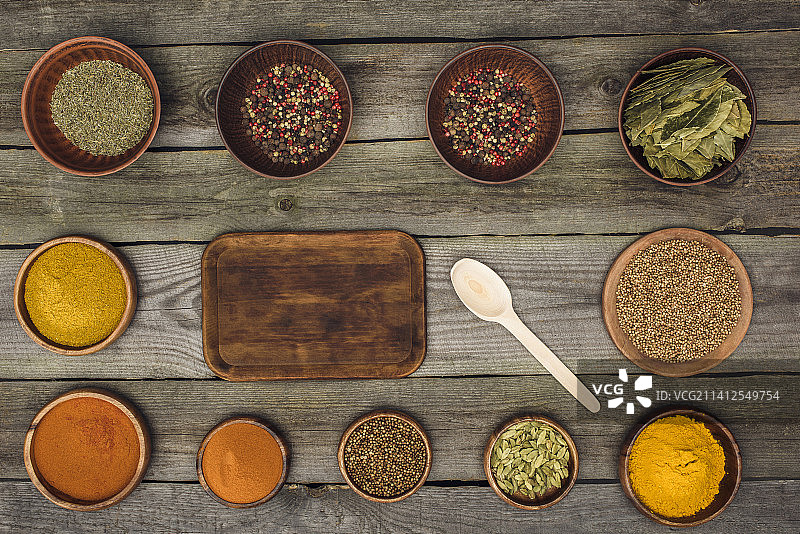 桌上木勺中的各色香料俯视图图片素材