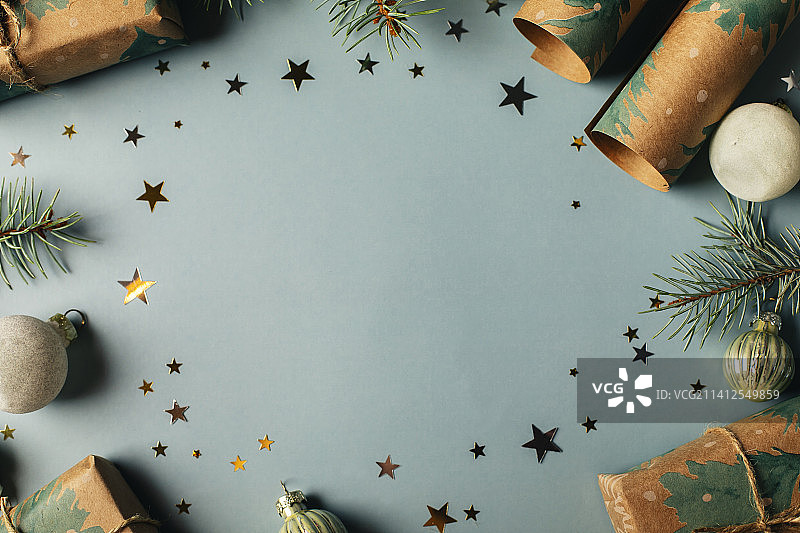 蓝色背景圣诞装饰礼盒杉树贺卡图片素材