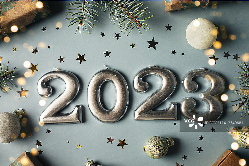 2023年数字蜡烛、冷杉树、礼盒蓝色背景节日装饰，哈萨克斯坦图片素材