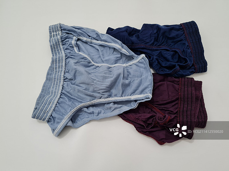 印度尼西亚玛琅白色背景上的衣服高角度照片图片素材