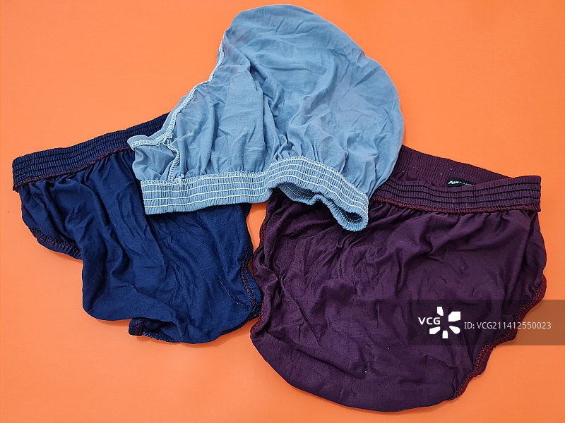 橙色背景上的衣物俯视图，印度尼西亚玛琅图片素材