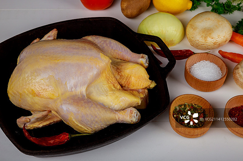 腌制好的生鸡肉和食材图片素材