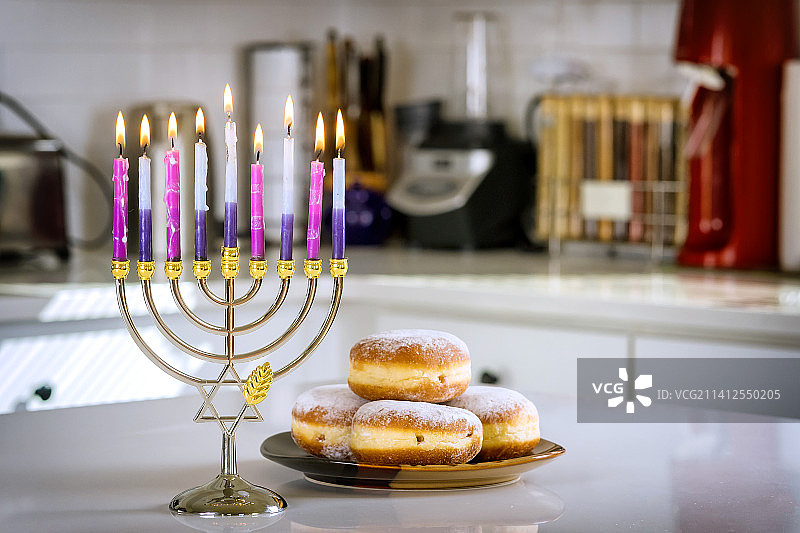 点燃光明节烛台是犹太传统图片素材