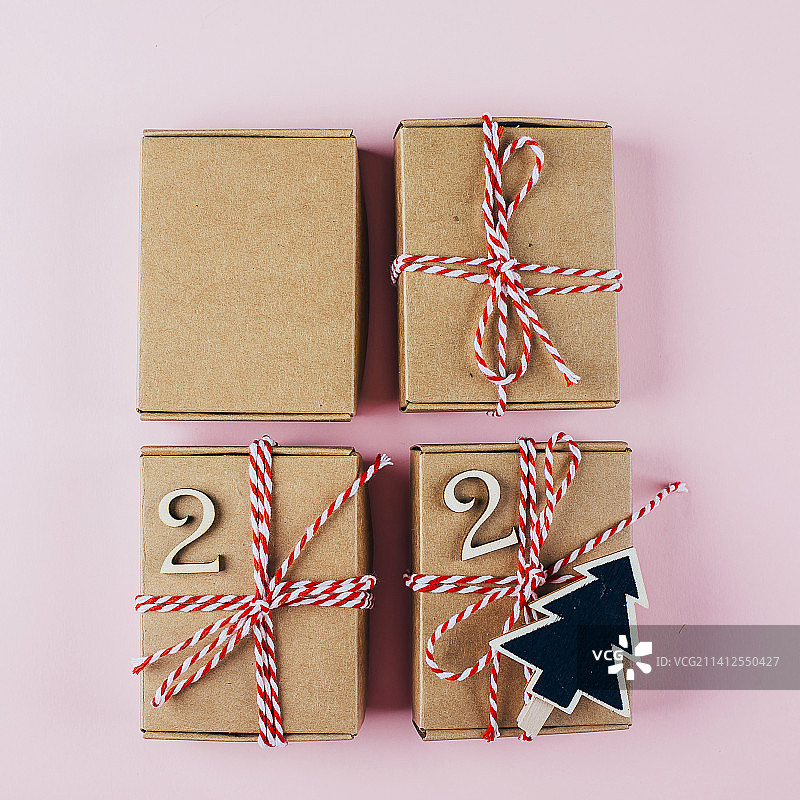 粉色背景的圣诞节倒数日历礼物，顶视图，扁平风格图片素材