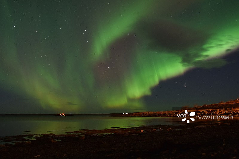 夜晚大海与天空的对比图片素材