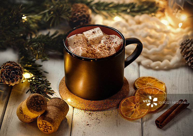 圣诞装饰桌上的热饮和棉花糖特写，圣彼得堡，俄罗斯图片素材