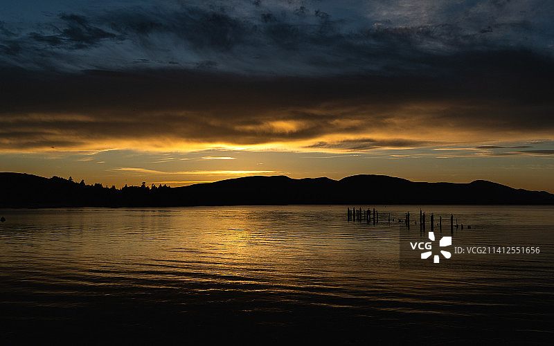 英国斯特灵日落时分的湖光景色图片素材