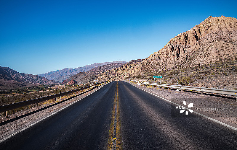 通往群山的空旷道路，亚拉，胡胡伊省，阿根廷图片素材