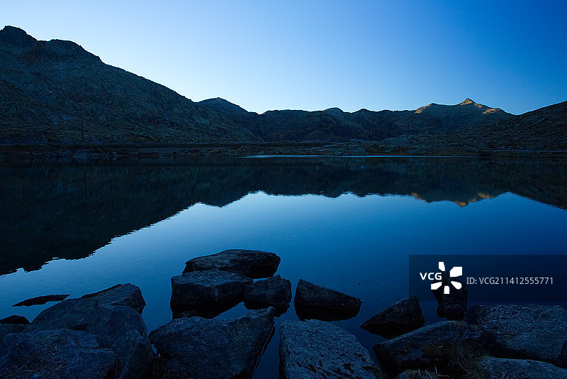 瑞士戈特哈德山口的湖光山色美景图片素材