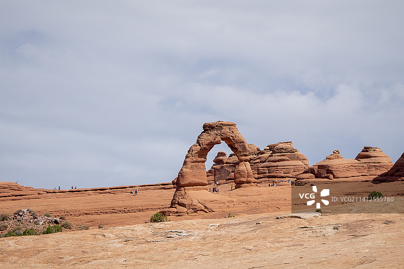多云天空下的岩层景观图片素材