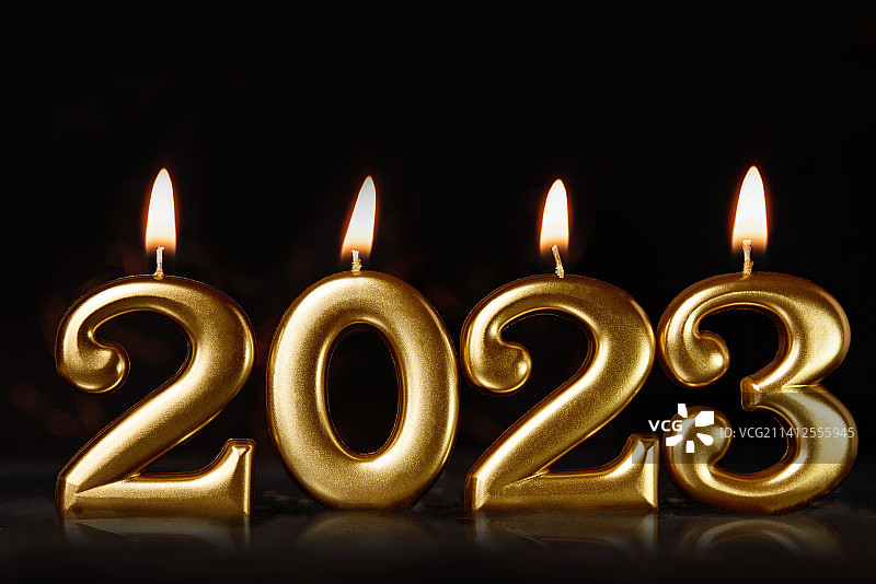 黑色背景下的点燃的蜡烛特写图片素材