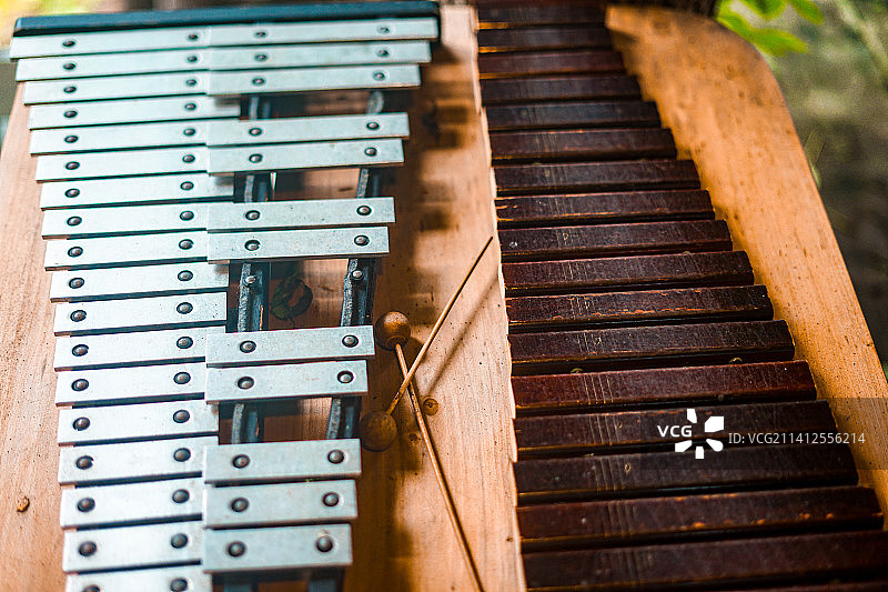 桌上的多米诺骨牌特写图片素材