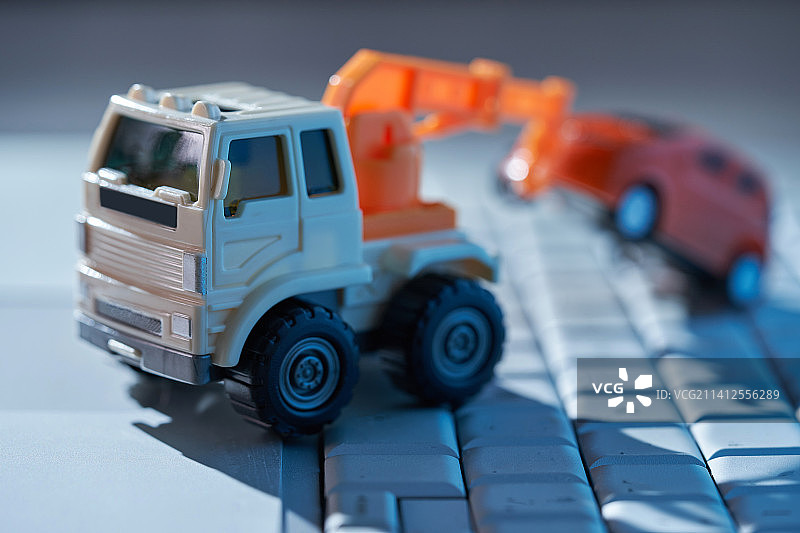 微型拖车在键盘上拖着汽车，马来西亚图片素材