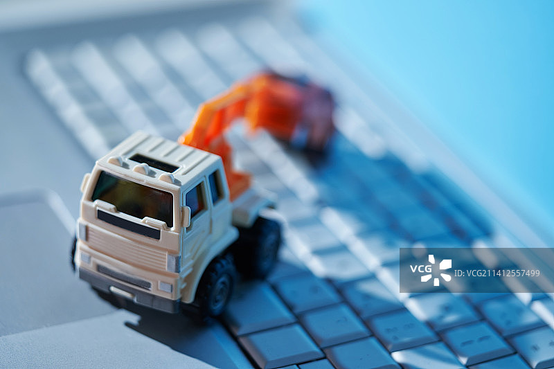 微型拖车在键盘上拖着汽车，马来西亚图片素材