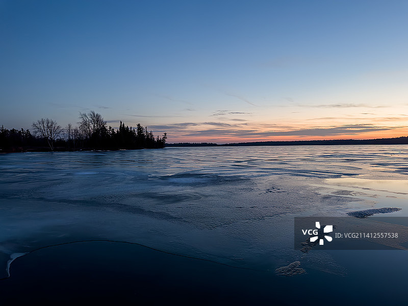 加拿大怀特湖日落时分的冰封湖面美景图片素材
