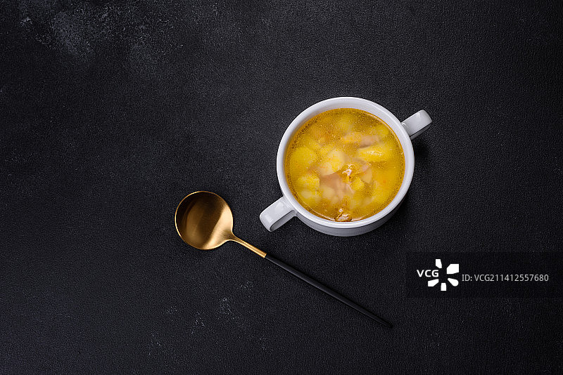 黑背景碗里的新鲜豌豆汤，美国居家烹饪图片素材
