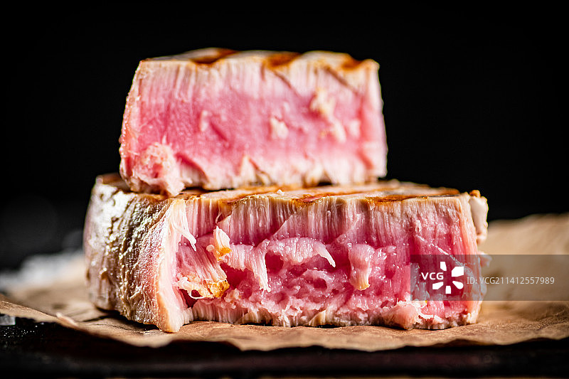黑背景纸上的烤金枪鱼，美国图片素材