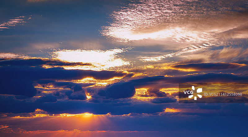 蓝色时刻多云天空日落图片素材