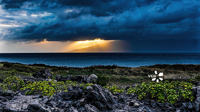 日落时分莫洛凯岛的风暴云，夏威夷，美国图片素材