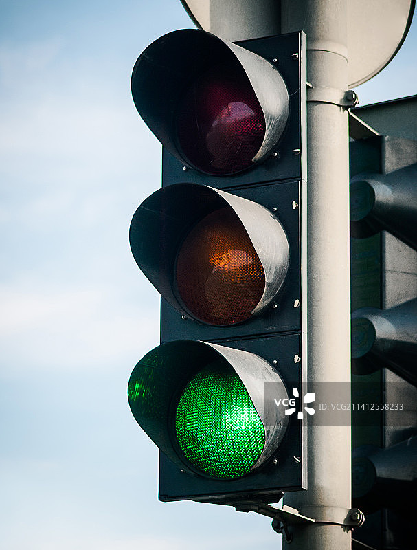 仰视视角下的道路信号灯图片素材