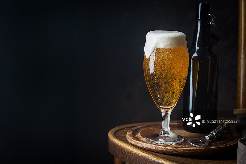 美国黑色背景下的啤酒杯特写图片素材