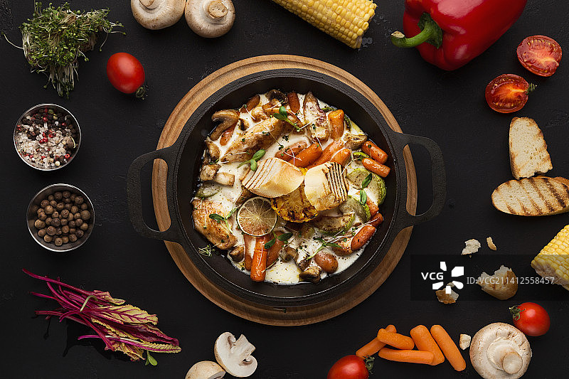 黑色背景锅中炖鸡肉蔬菜图片素材