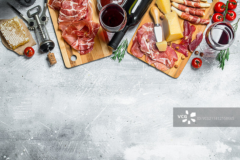 开胃菜背景：各种肉类和奶酪小吃与红酒，美国图片素材