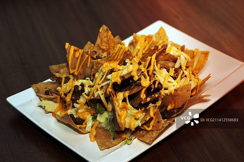 高角度的食物在盘子上的桌子图片素材